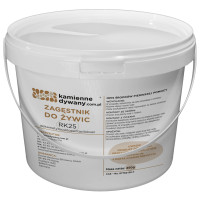 Zagęszczacz RK25 do żywicy Binder 930, ułatwia aplikację kamiennego dywanu na pionowych elementach.