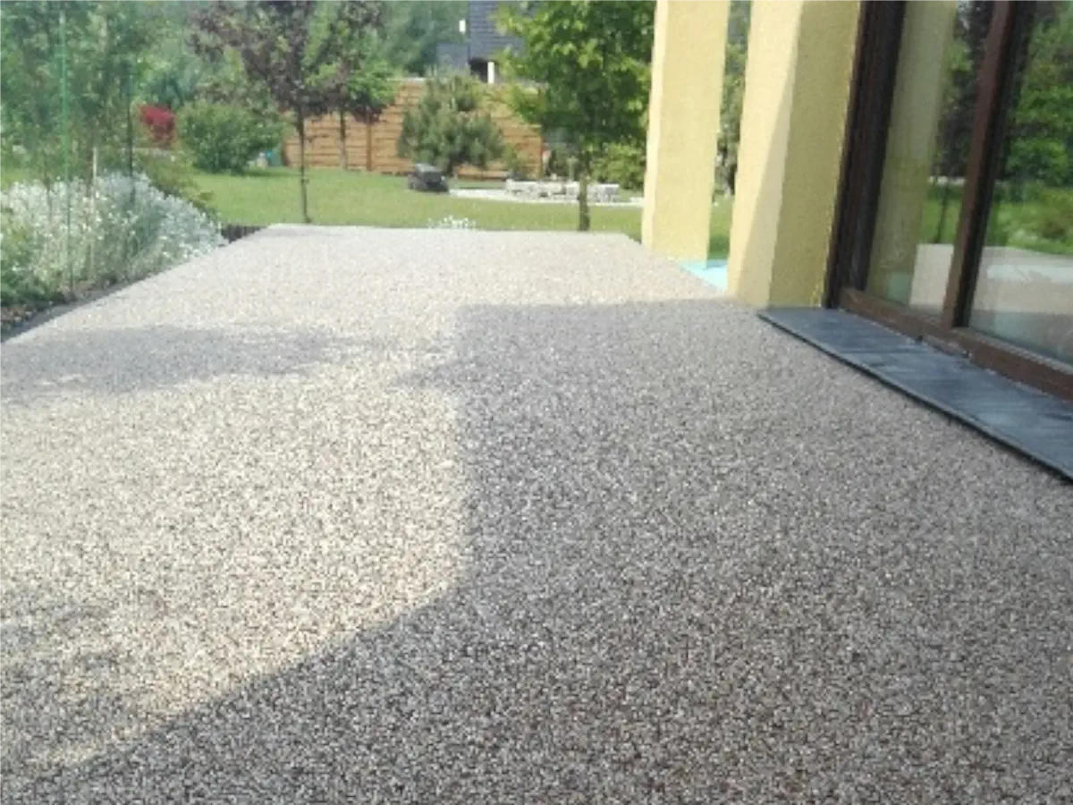 Kamienny dywan na tarasie z otoczaków arabescato rosso