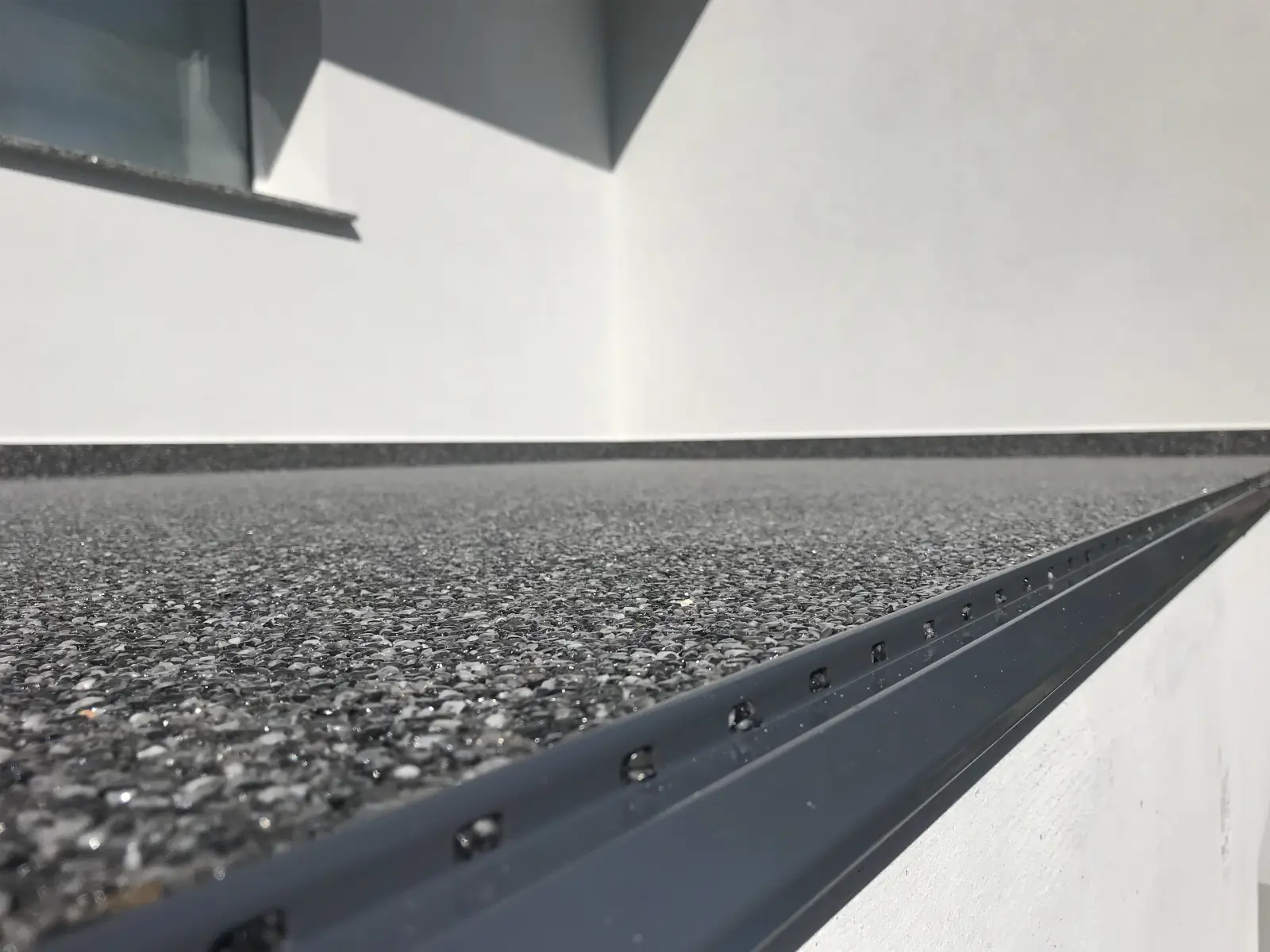 Balkon w kamiennym dywanie z otoczaków grigio carnico