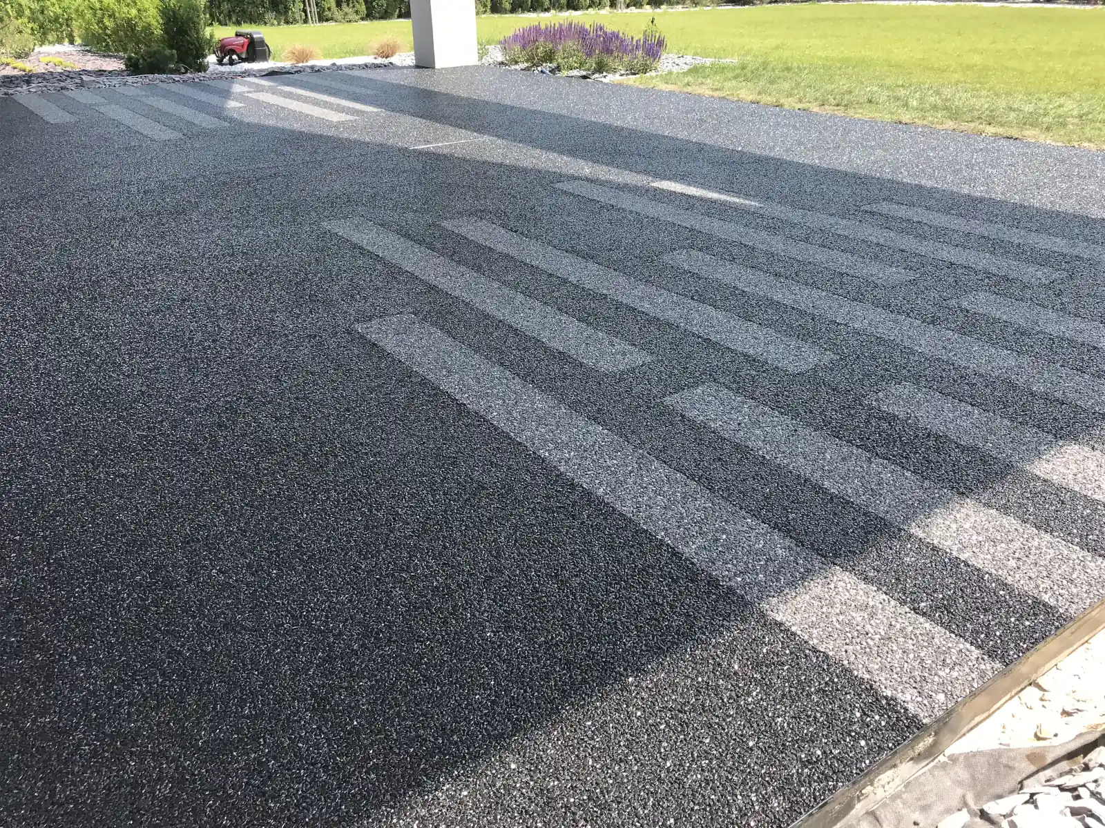 Kamienny dywan z otoczaków marmurowych Grigo carnico na tarasie