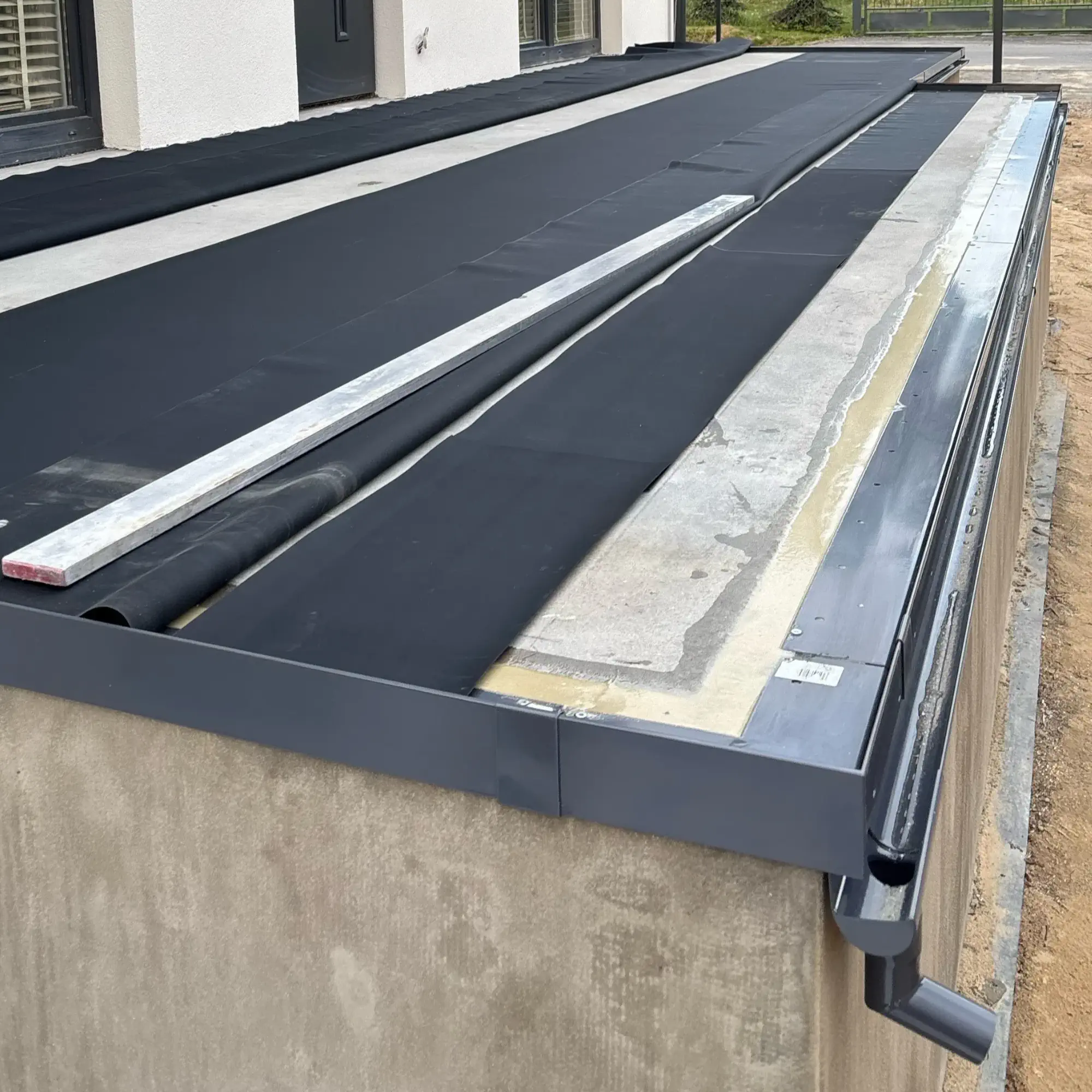 Montaż membrany epdm - warstwa zabezpieczająca podłoże betonowe