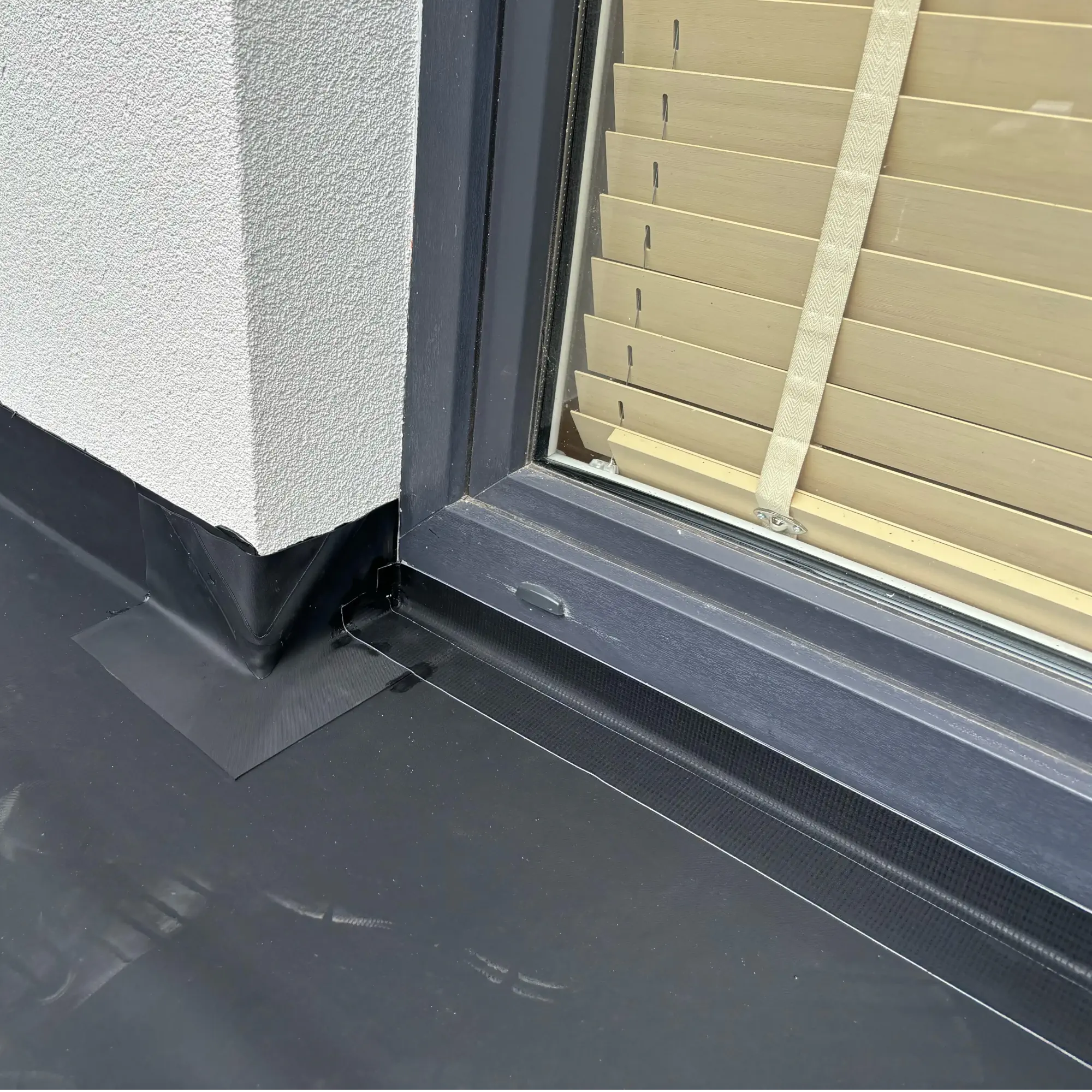 Narożniki i taśma epdm zabezpieczające wnękę drzwiową 