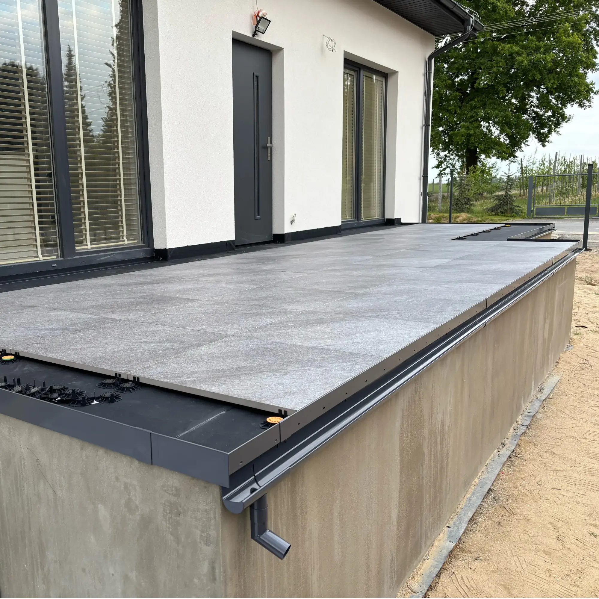 Układanie płytek gresowych - warstwa wykończeniowa tarasu 