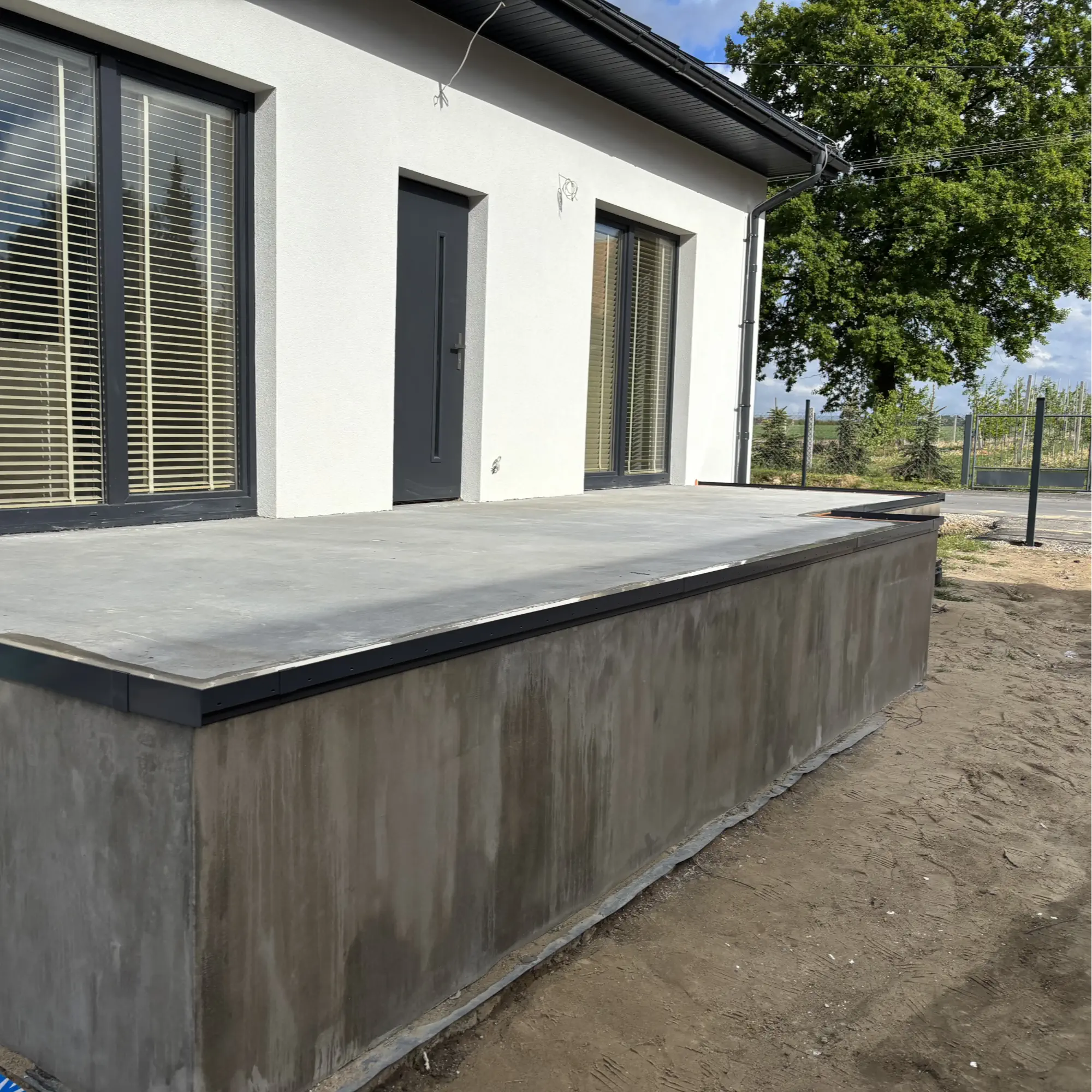 Zamontowane obrzeże tarasu - profile okapowe